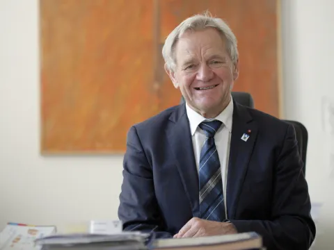 Josef Heyes am Desk als BM 