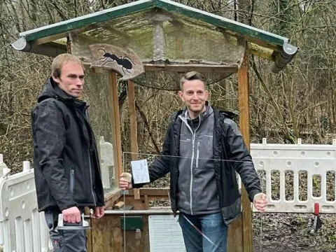 Reparaturaktion Ameisenzuhause Schlosspark