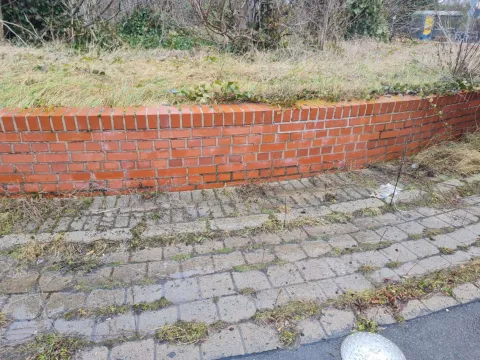 Mauer Kreisverkehr gesäubert 