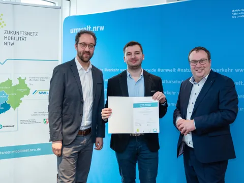 Urkundenübergabe KOMM an Steven Müller 02 2025 