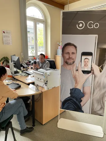 Mann macht Foto von Kundin im Stadtteilbüro