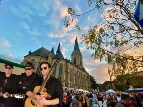 Stageline vor Szenerie Feierabendmarkt (Montage)