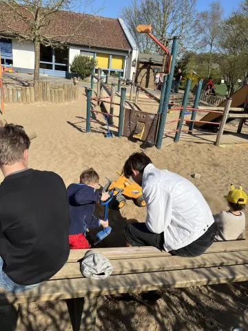 zwei Jungen spielen mit Kindern in der Kita Alperhof