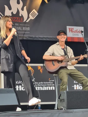 "Chay & I"  auf der Bühne 