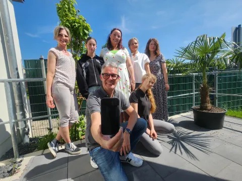 Männer und Frauen auf einer Terasse