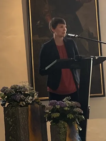 Nina Mittelham bei Dankesrede anlässlich Ehrenplakette