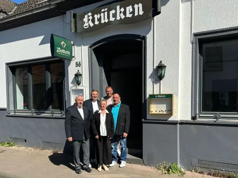 Gruppe mit neuem Pächter vor Krücken