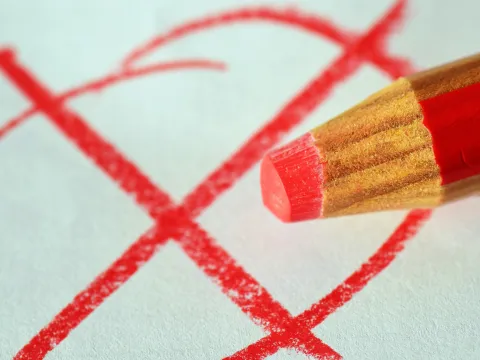 Roter Stift mit rotem Kreuz