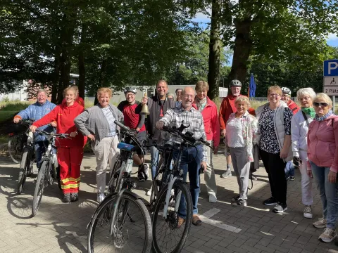 Menschen mit Fahrrädern