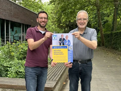 Seniorenbeiratswahl Kludt und Lepke halten Plakat