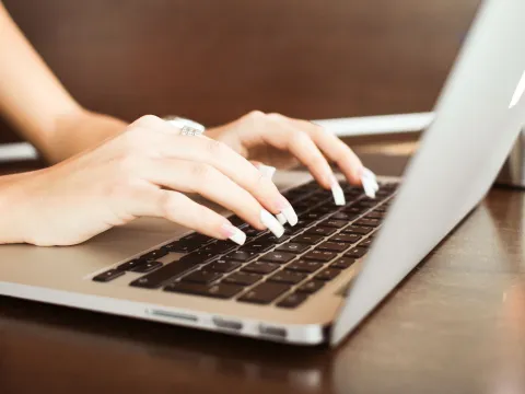 Hände auf Tastatur 