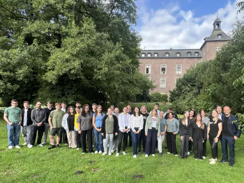 Azubi-Einführung 2025 Gruppenfoto vor Schlosskulisse 