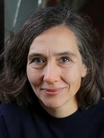 Die Autorin Dorothee Krings schaut lächelnd in die Kamera