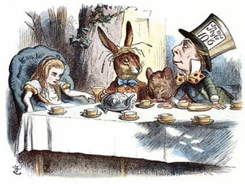 Alice, ein Hase und ein Mann mit Zylinder sitzen an einem großen Tisch